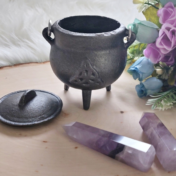 Triqeutra Cast Iron Cauldron - Picture 1 of 4